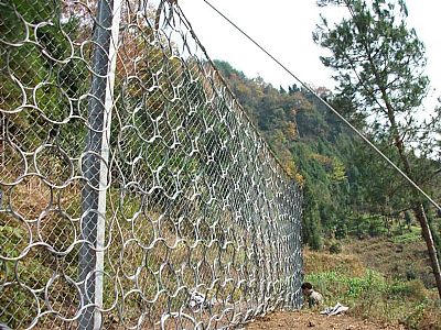 上海柔性边坡防护网的作用拦截斜面坡上的滚落石
